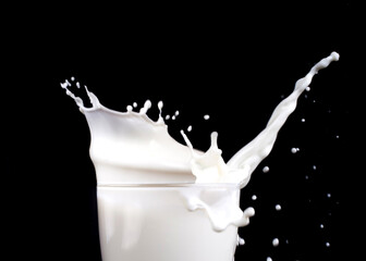 Milch im Glas mit splash