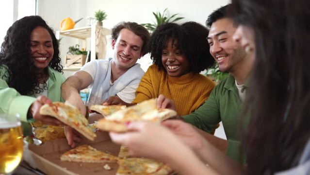 Proyecto sin títulocheerful multiracial friends eating pizza at home - millennial friends enjoying weekend together - focus on african american woman -