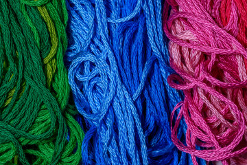 Kolorowe pionowe szerokie pasy z poplątanych bawełnianych nici, niebieski różowy i zielony