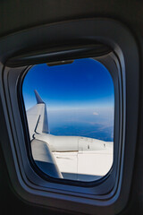Naklejka premium 飛行中の飛行機の窓から見える景色