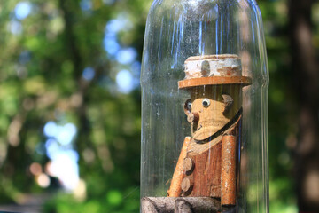 森に佇む木製人形