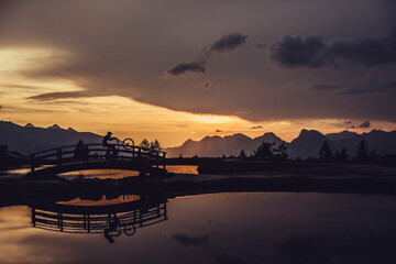 Mountainbiker in den Alpen Sonnenuntergang