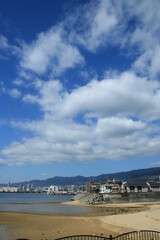 芦屋川(兵庫県芦屋市)河口付近から見た街並み