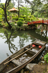 Obraz premium 広島 縮景園の森に佇む木製のボート