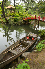 Obraz premium 広島 縮景園の森に佇む木製のボート