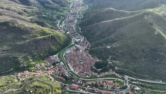 Valli Reatine, il borgo di Antrodoco, Rieti, Lazio, Italia.
Vista Aerea dall'alto.
