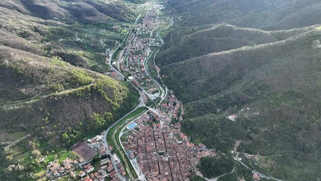 Valli Reatine, il borgo di Antrodoco, Rieti, Lazio, Italia.
Vista Aerea dall'alto.