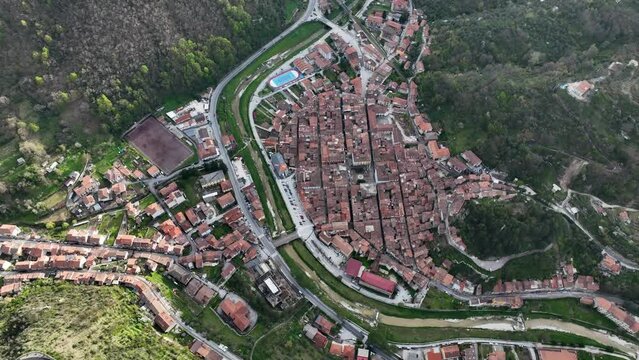 Valli Reatine, il borgo di Antrodoco, Rieti, Lazio, Italia.
Vista Aerea dall'alto.