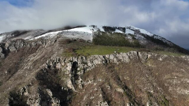 La scritta DUX (duce), sui monti della Laga, Antrodoco, Rieti, Lazio, Italia.
Vista aerea della montagna innevata con la scritta Dux.