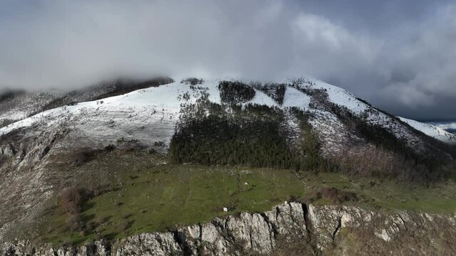 La scritta DUX (duce), sui monti della Laga, Antrodoco, Rieti, Lazio, Italia.
Vista aerea della montagna innevata con la scritta Dux.