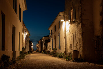 Petite ruelle dans un vieux village fran&ccedil;ais, Talmont sur Gironde en Charente-Maritime.