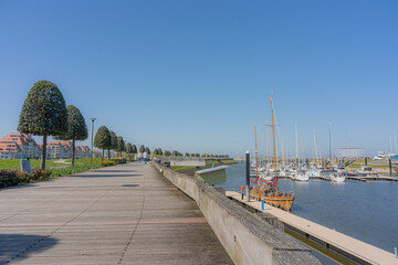 Walking route in Nieuwpoort along 1 of the largest marinas in Europe with a view of the North Sea and the harbour.  There is a large wide renewed path for both cyclists and walkers.