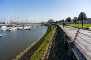 Gardinen Walking route in Nieuwpoort along 1 of the largest marinas in Europe with a view of the North Sea and the harbour.  There is a large wide renewed path for both cyclists and walkers. © robin