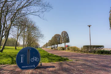 Foto op Plexiglas A  nice picture with a view of a very nice and wide bike path along the Belgian coast, namely the North Sea. Belgian cycle paths equipped with pumps and bicycle breakdown services,bike path Nieuwpoort © robin