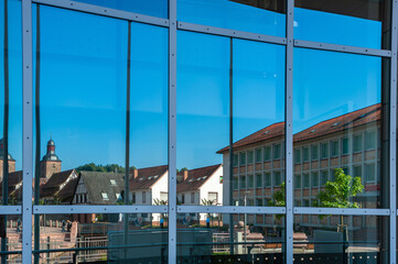 Spiegelung der Altstadt von Annweiler am Trifels in der Fassade des Neues Rathauses. Region Pfalz im Bundesland Rheinland-Pfalz in Deutschland