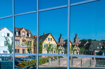 Spiegelung der Altstadt von Annweiler am Trifels in der Fassade des Neues Rathauses. Region Pfalz...