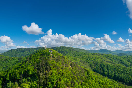 Blick von der Burg Trifels bei Annweiler mit Pf&auml;lzerwald und den Burgruinen Anebos und Scharfenberg. Region Pfalz im Bundesland Rheinland-Pfalz in Deutschland