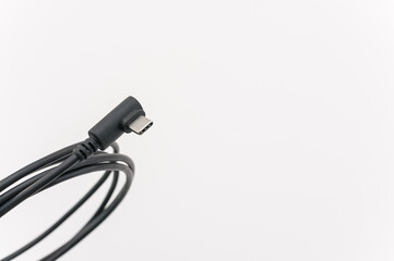 immagine con primo piano di un cavo di connessione dati USB tipo C con connettore ad angolo retto su sfondo bianco