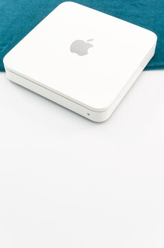 immagine editoriale illustrativa di Apple Time Capsule su superficie di lavoro e sfondo bianco