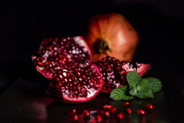 Granatapfel angerichtet mit dunklem Hintergrund