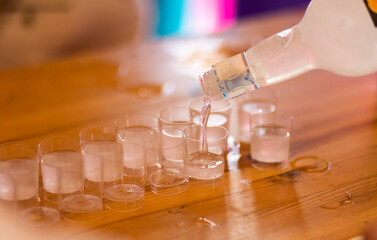 Vasitos pequeños con bebida alcoholica