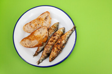 Grilled sardines with sauce on fresh bread