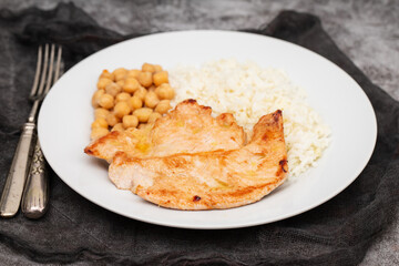 grilled chicken with chick-peas and boiled rice