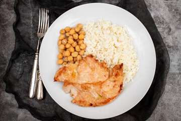 grilled chicken with chick-peas and boiled rice