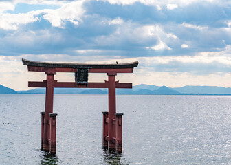 白髭神社の海に建つおおきな鳥居（滋賀県）