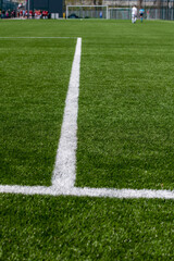 linie pola karnego na sztucznej murawie boiska do piłki nożnej