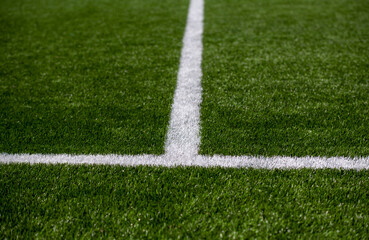 białe linie na zielonej murawie do piłki nożnej