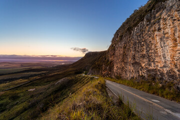 Paredão e Estrada da Serra de Carrancas, Minas Gerias ao amanhecer 