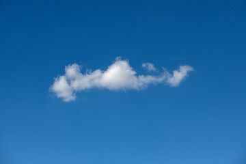 Fototapeta mała chmura na czystym niebie obraz