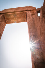 Eingangstor mit Sonnenstrahlen, Hathor-Tempel, Dendera, Ägypten © Alexandra Sigg