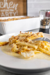 Macaroni and cheese with cauliflowe and bread crumb, parmesan crust on plate