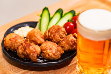 からあげ と ビール は 居酒屋 の 定番 メニュー 【 揚げ物 の イメージ 】