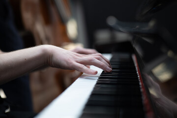 Obraz premium hands of a person playing the piano