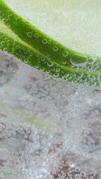 tranche de citron vert dans un boisson gazeuse	