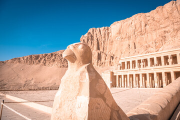 Horus vor dem Tempel der Königin Hatschepsut, Luxor.
