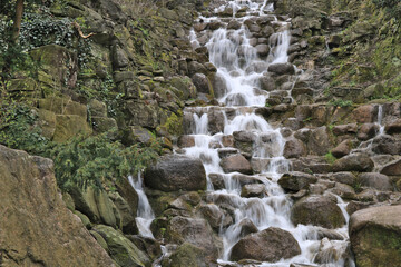 kleiner Wasserfall am Berghang