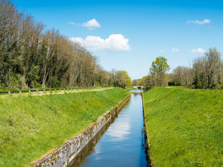 Fototapeta na wymiar Canal latéral à la Loire alimenté par les eaux de l'écluse circulaire des Lorrains ou écluse ronde d'Apremont dans le Cher, Centre-Val de Loire 