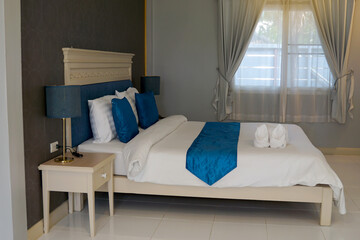 bedroom decoration ideas. The bed is beautifully designed in a classic modern style. The color matches the tone of the room walls. Single bed size 6 feet with white bedding set looks wow. 