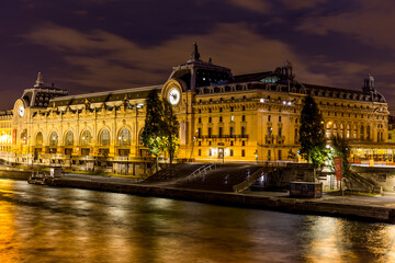 Orsay Museum in Paris at night - obrazy, fototapety, plakaty