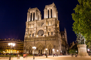 Fototapeta na wymiar Notre Dame Cathedral in Paris at night