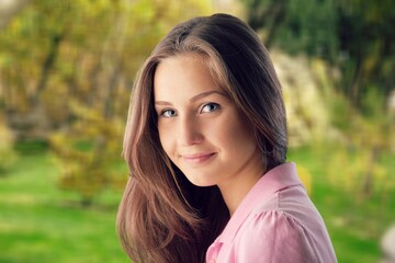 Naklejka premium Young happy woman portrait on outdoor background