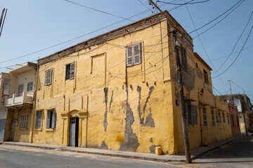 bâtiment colonial dans la vieille ville de Saint Louis au Sénégal