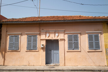 bâtiment colonial dans la vieille ville de Saint Louis au Sénégal