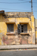 Fototapeta na wymiar bâtiment colonial dans la vieille ville de Saint Louis au Sénégal