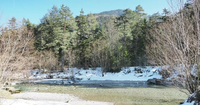 Wei&szlig;ach (Tegernsee) ein Fluss durch des Bayerischen Waldes entlang des Kreuther Tals zwischen Wei&szlig;achbr&uuml;cke in Rottach-Egern und Pf&ouml;rner Br&uuml;cke
