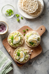 Avocado tuna salad on rice cakes with red onions and boiled egg. 